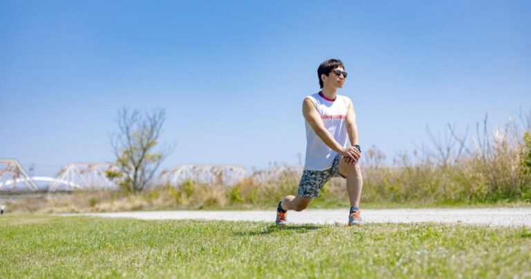屋外でストレッチする男性|水口・甲賀市のフィットネスジム 週何回・何分がいいか