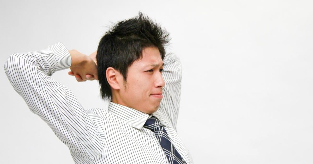 背伸びをする会社員|水口・甲賀市のジム 肩こり・腰痛と筋トレ